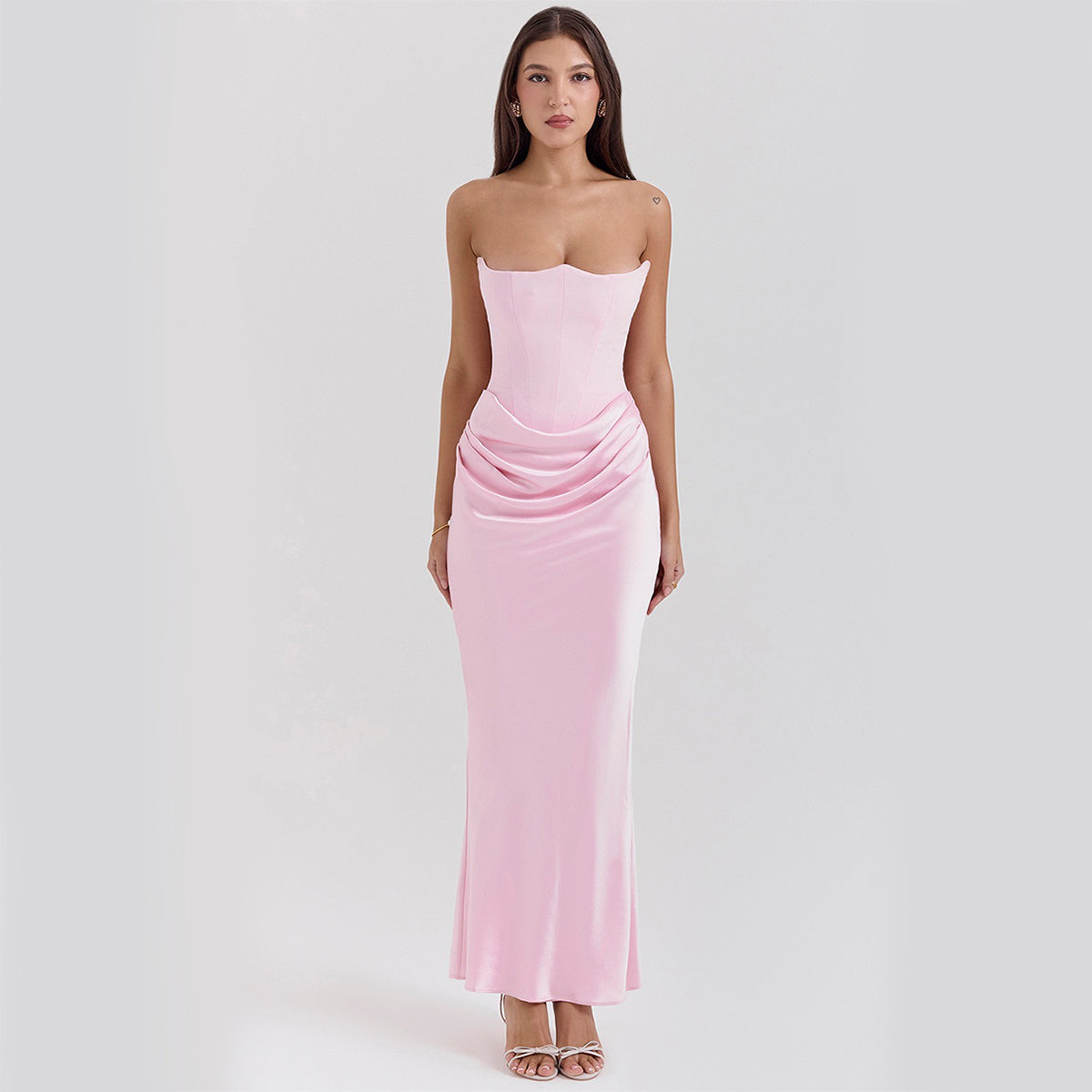 Robe Yara™ en satin vintage, parfaite pour une soirée élégante.